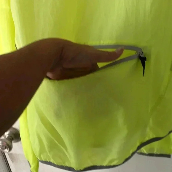 Aero tech cycle reflect windbreaker - Picture 7 of 9